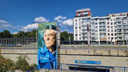 Odsłonięcie muralu pamięci Zdzisława Beksińskiego przy stacji metra Służew